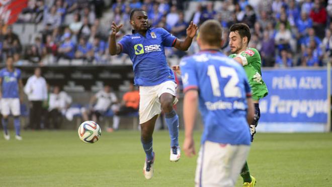 Omgba, durante el choque ante el Astorga. (Foto: Hugo Álvarez).