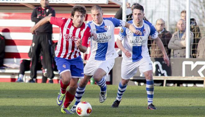 Jony controla un balón ante la oposición de Borja Prieto en un partido de la pasada campaña (FOTO: Rodrigo Medina.)