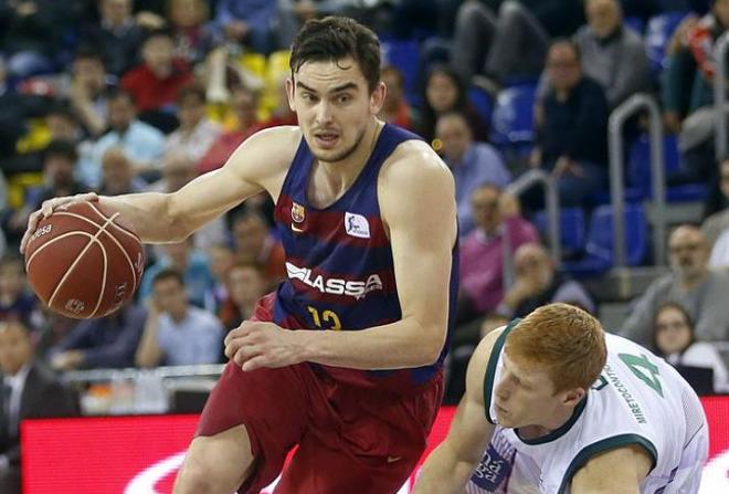 Satoransky intenta avanzar ante Alberto Díaz.