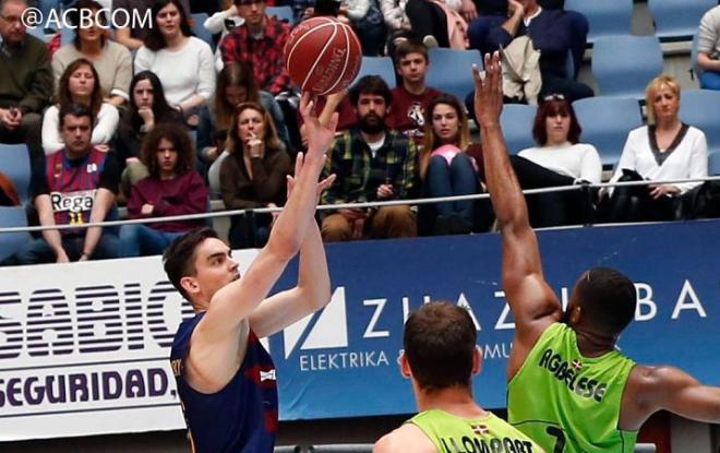 Satoransky intenta un lanzamiento a canasta.