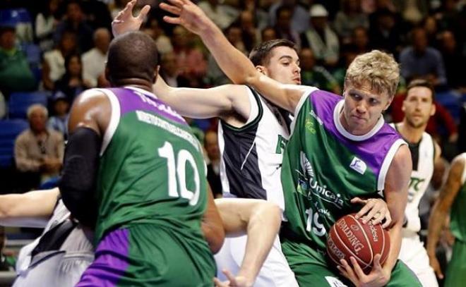 Kuzminskas lucha por el balón con Abalde.