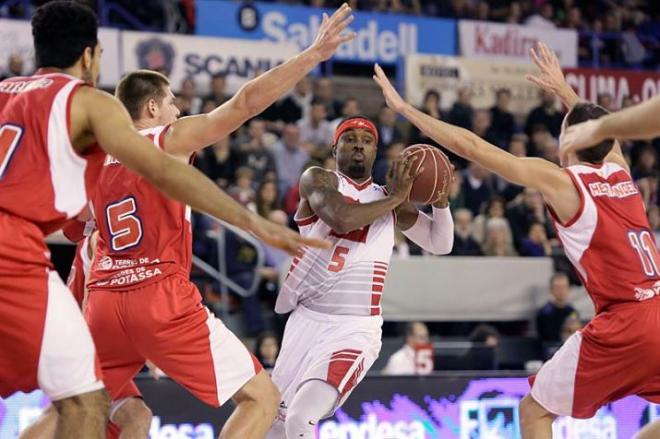 Tres jugadores del Manresa intentan frenar a Henry.