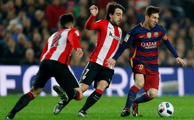 Messi se lleva el balón de Beñat.