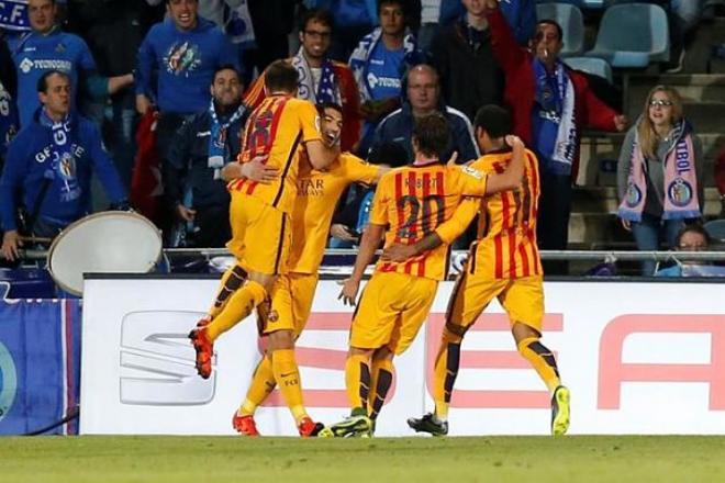 Los jugadores del Barcelona festejan el gol de Luis Suárez.