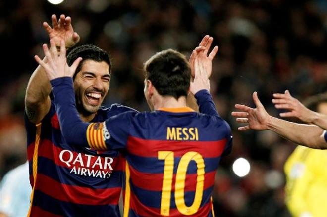 Suárez y Messi se saludan tras un gol.