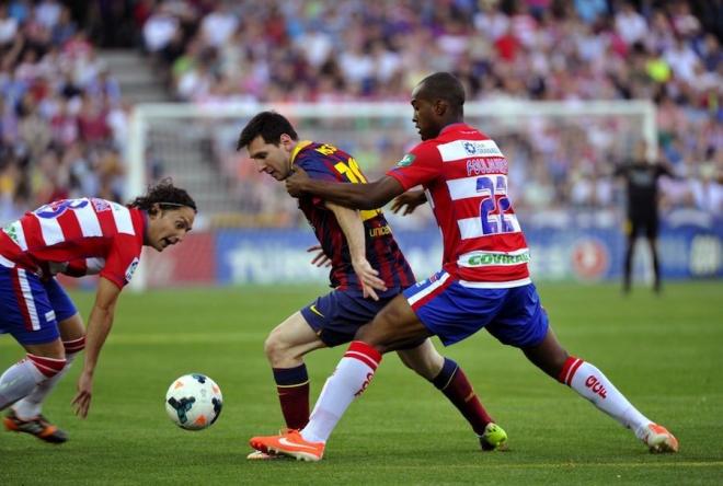 Foulquier intenta frenar a Messi.