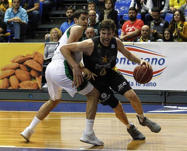 Abalde defiende a Doornekamp.