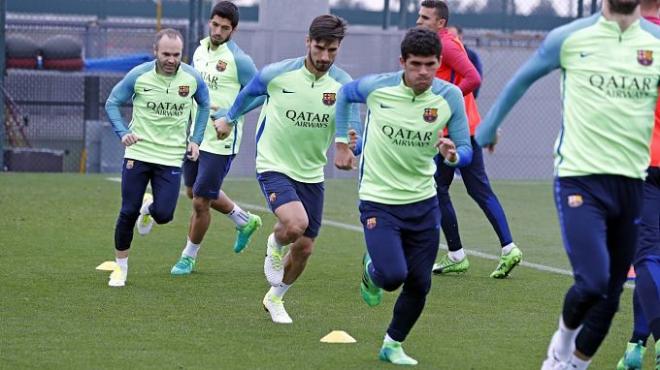 Los jugadores del Barça corren en una sesión.