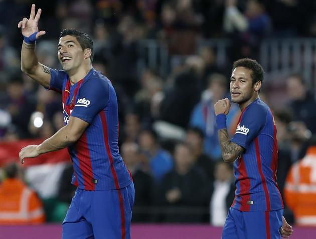 Suárez y Neymar celebran uno de los goles.