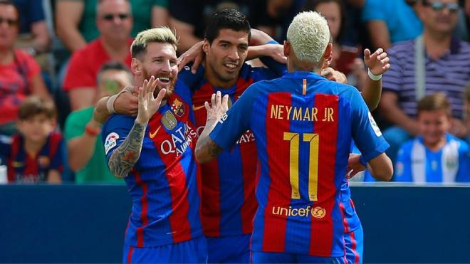 Messi, Suárez y Neymar, celebrando un tanto.