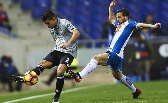 Juanfran golpea el balón ante Piatti.