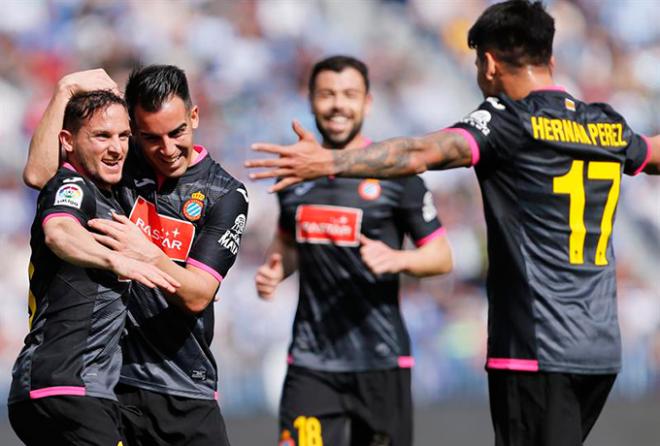 Los jugadores celebran el gol de Piatti en Málaga.