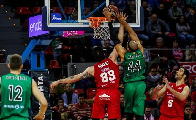 Jerome Jordan machaca el aro (@Penya1930).