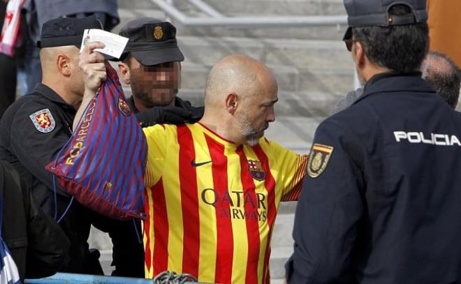 Un aficionado del Barça, en su acceso al Metropolitano.