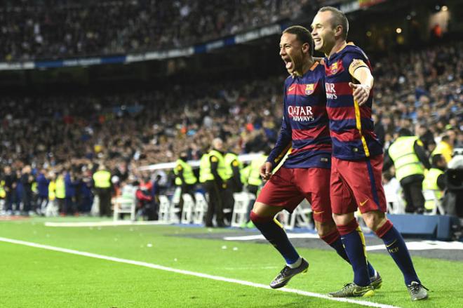 Iniesta y Neymar festejan un gol en el Bernabéu.