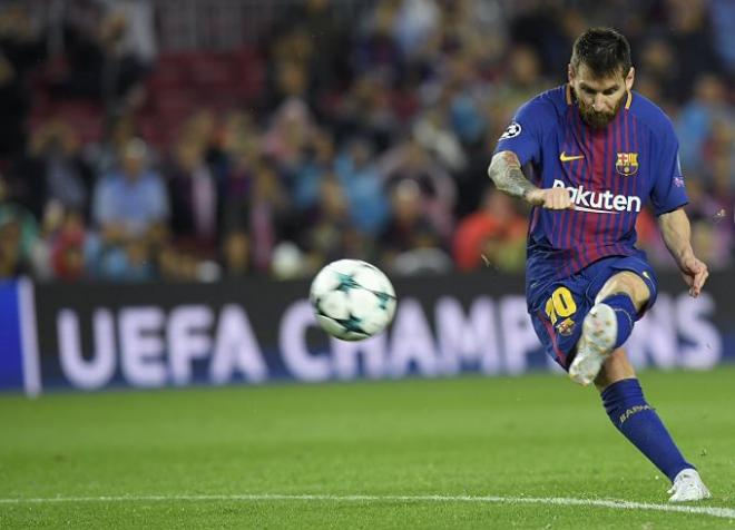 Messi, en el golpeo de la falta que produjo el gol 100.