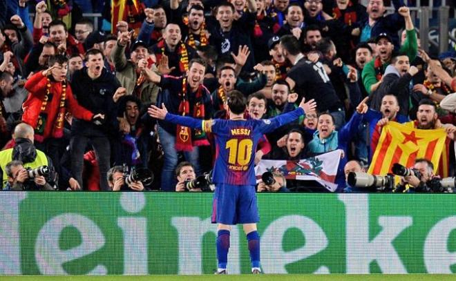 Messi celebra un gol con su afición.