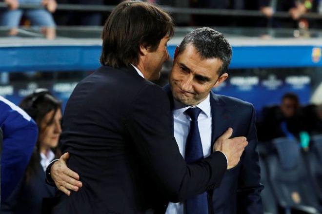 Valverde y Conte se saludan antes del partido.