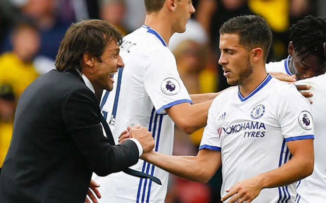 Conte saluda a Hazard tras un partido.