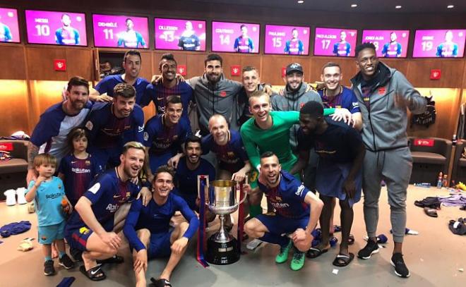 Los jugadores del Barça celebran la victoria en el vestuario.