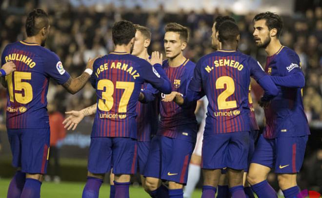 Los futbolistas del Barça celebran el gol de Arnáiz.