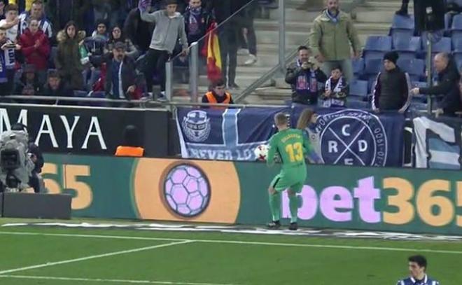 Cillessen, en el momento del impacto.