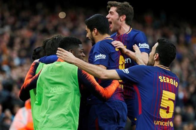 Los jugadores del Barça celebran el gol de Messi.