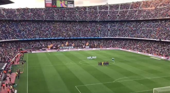 Minuto de silencio en el Camp Nou antes del Barça-Betis.