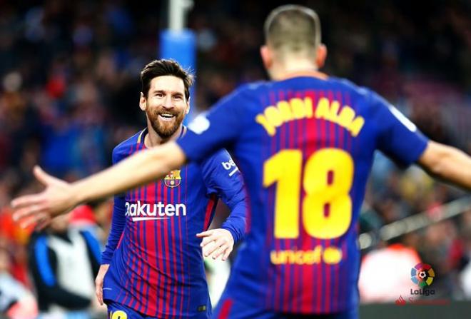 Messi busca a Jordi Alba para celebrar el gol al Levante (Foto: LaLiga).
