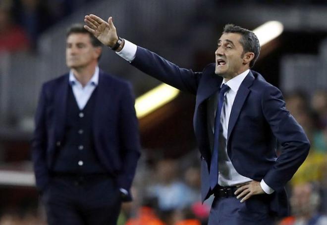 Valverde, en la banda del Camp Nou (Foto: EFE).
