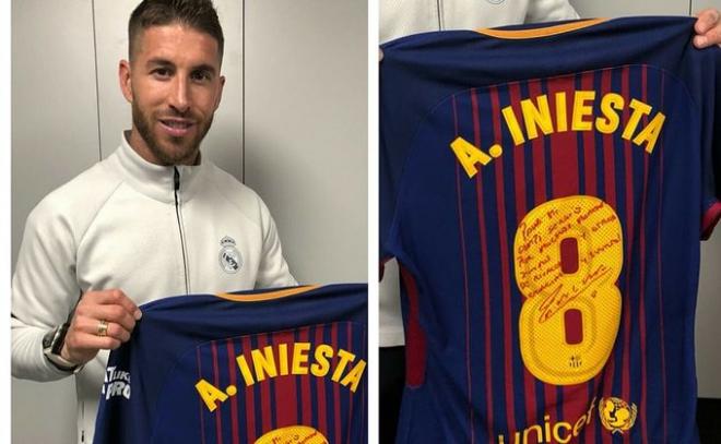 Sergio Ramos, con la camiseta de Iniesta.