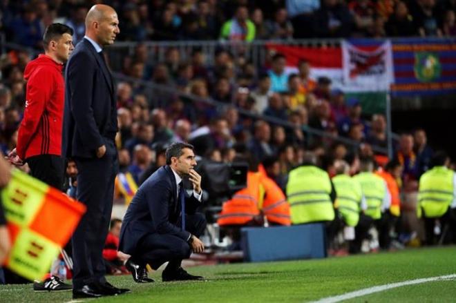 Valverde y Zidane, en la banda del Camp Nou (Foto: EFE).