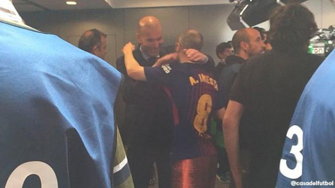 El saludo entre Zidane e Iniesta (Imagen: Movistar Plus).