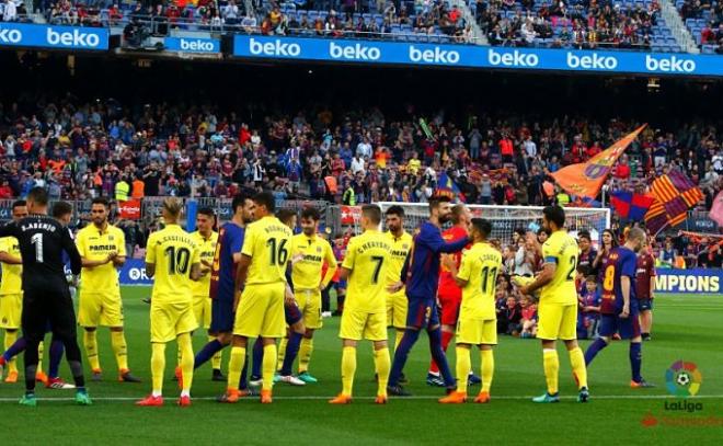 Los jugadores del Villarreal realizan el pasillo al Barça.