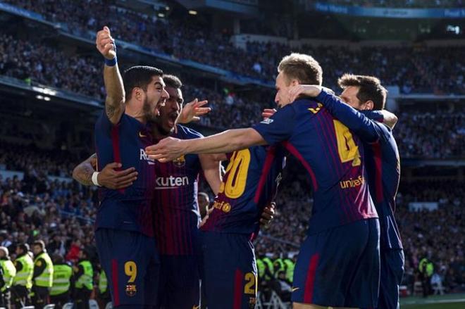 Los jugadores del Barcelona celebran el primer gol culé.