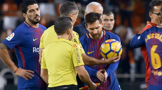 Messi explica a Iglesias Villanueva la acción del gol.