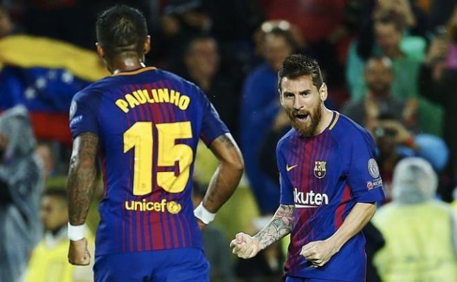 Messi celebra un gol con Paulinho.