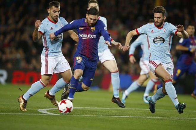 Messi conduce el balón ante varios defensores del Celta.