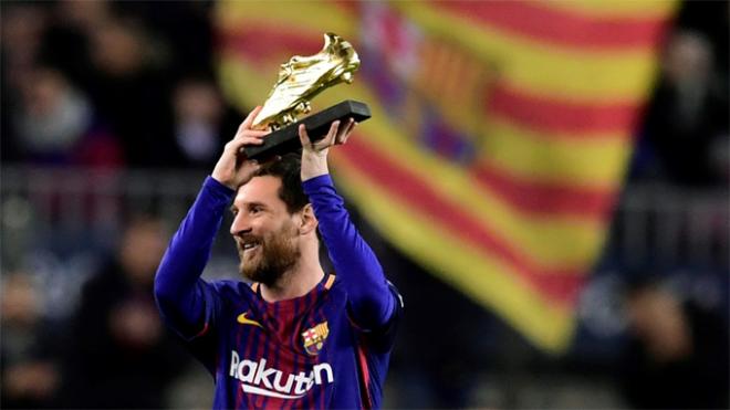 Messi, levantando su última bota de oro.
