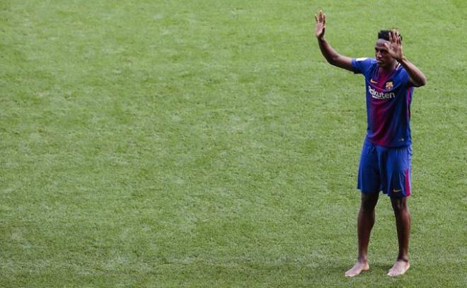 Yerry Mina, descalzo en el Camp Nou (Foto: FCB).