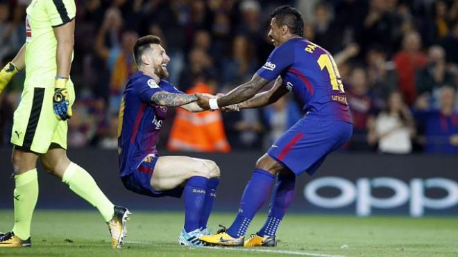 Paulinho se saluda con Messi tras un gol (Foto: FCB).