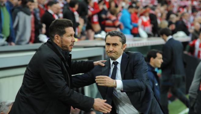 Valverde se saluda con Simeone antes de un partido.