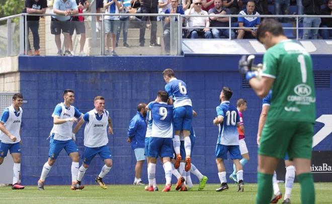 Los jugadores del Espanyol B celebran un gol.