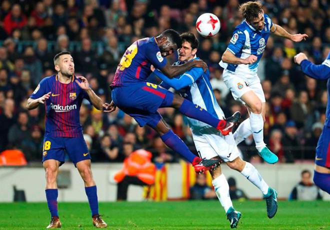 Gerard Moreno lucha un balón con Umtiti.