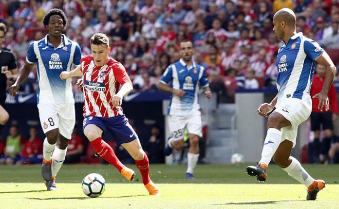 Carlos Sánchez y Naldo tratan de arrebatarle un balón a Gameiro.