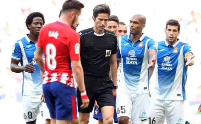 Los jugadores del Espanyol protestan a Munuera Montero.