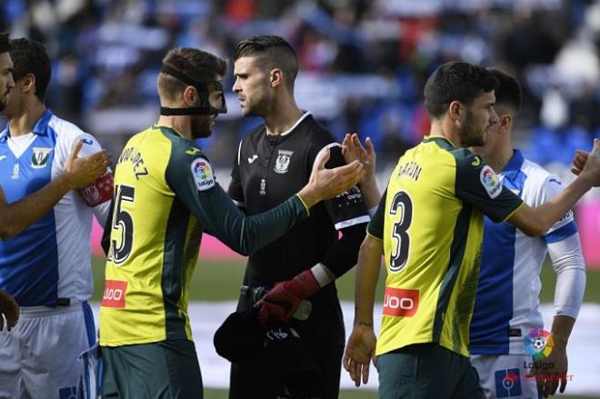 Saludo inicial entre ambos equipos.