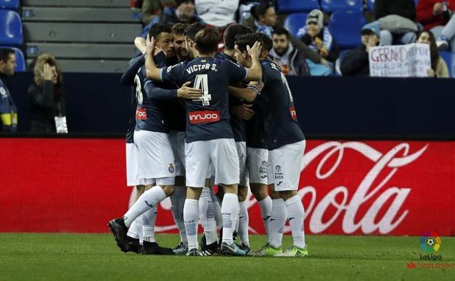 Los jugadores del Espanyol celebran el gol de Darder (Foto: LaLiga).