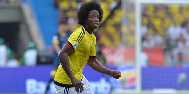 Carlos Sánchez, en un partido con Colombia.