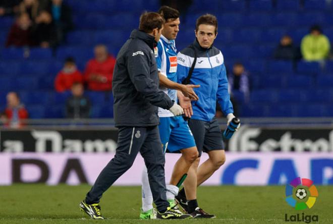 Javi López, lesionado en  un partido con el Espanyol.